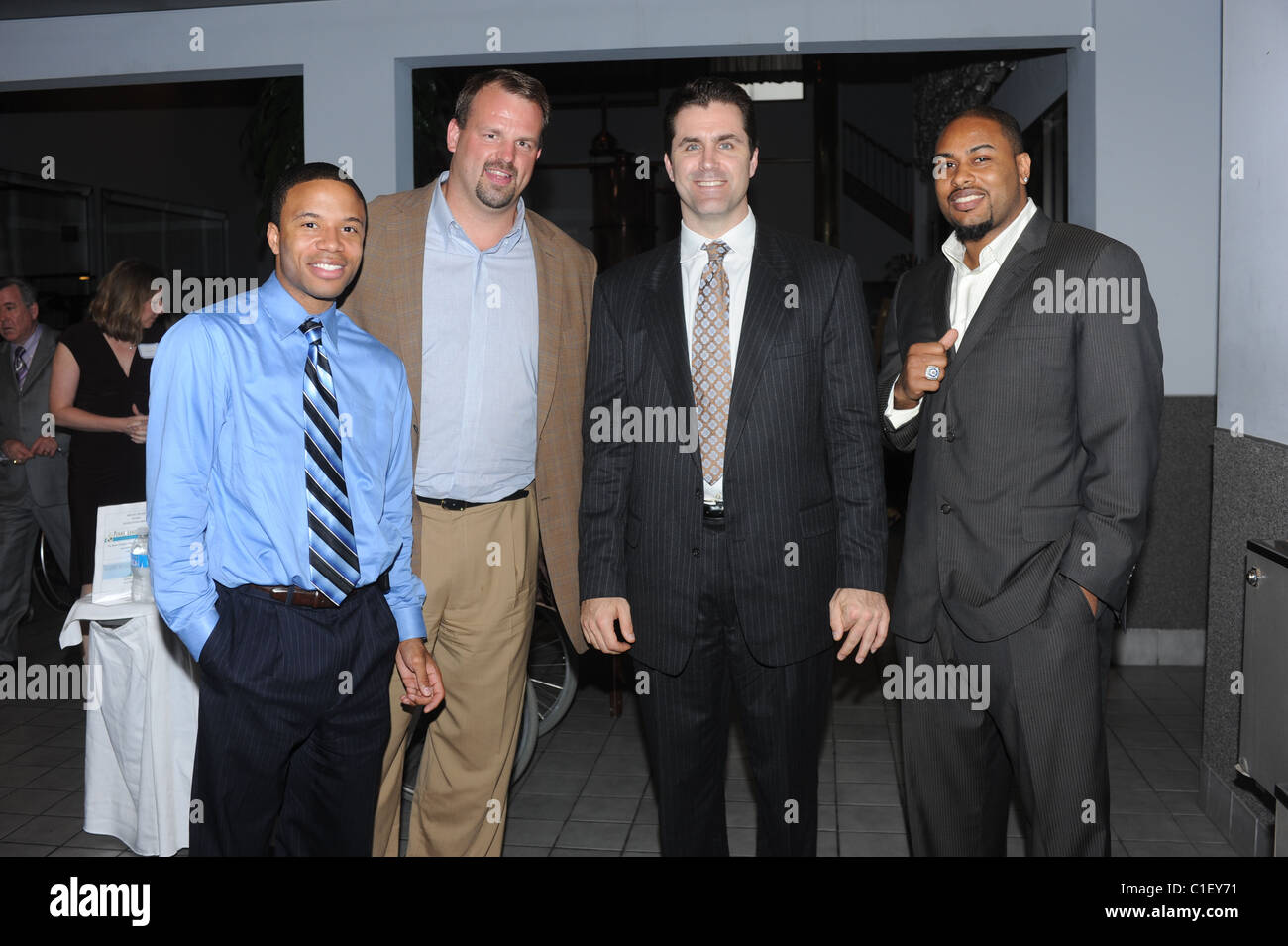 Ohio St Adam Taliaferro, aigles Jon Runyan, aigles Mike Mamula, et Indianapolis Colt Raheem Brock la nuit des champions de Banque D'Images