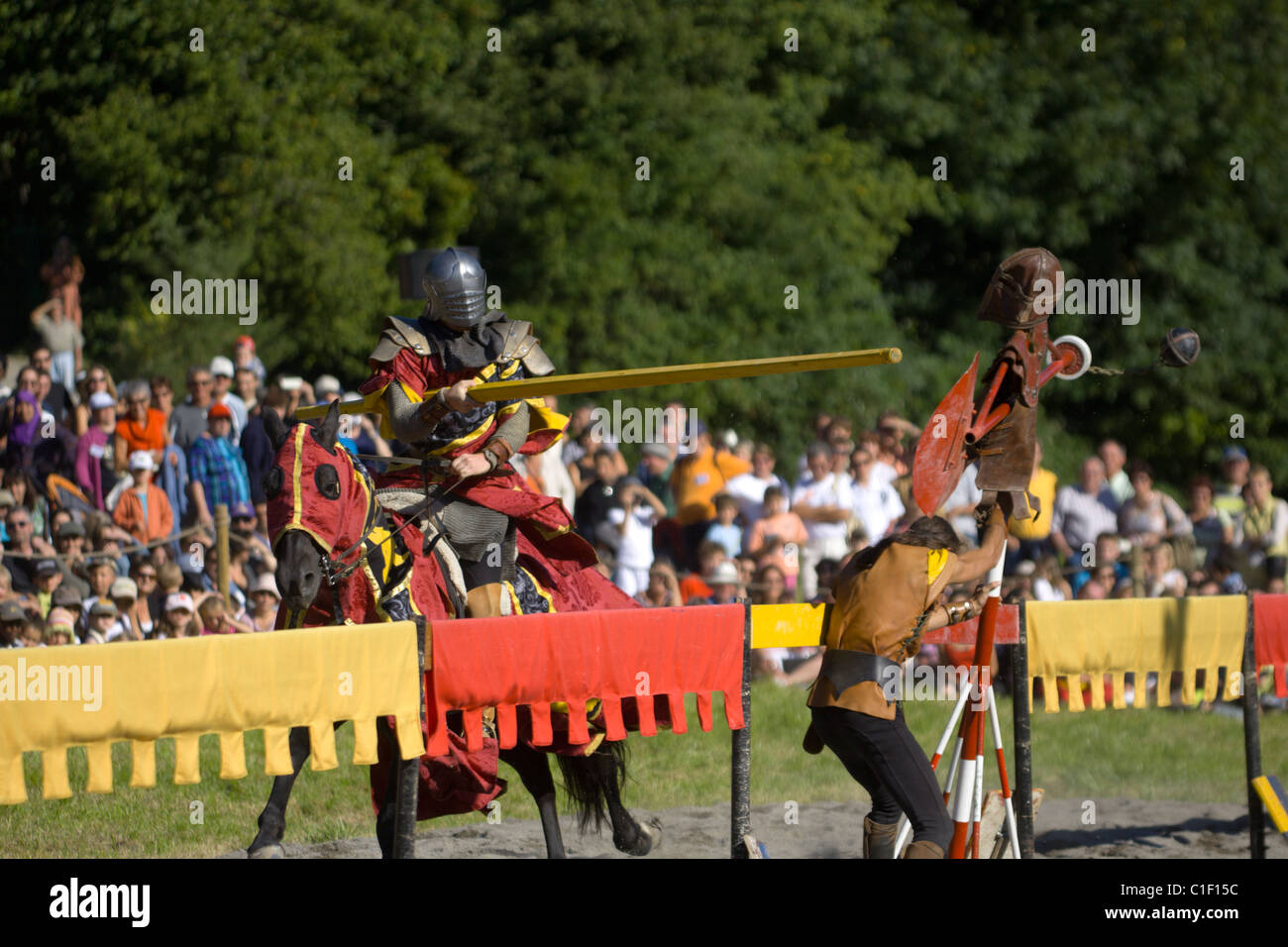 Knight s'engager dans la pratique de joutes avec Quintain dans re-eneactment français à fête du village Banque D'Images