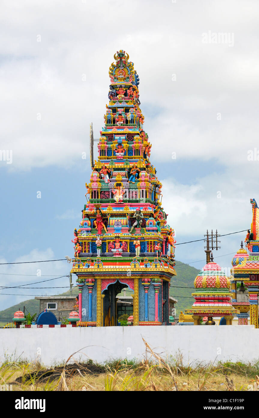 Le coloré temple indien Siva Soopramaniarkovil vus de la route B55 à Bel Air, Flacq, Ile Maurice. Banque D'Images