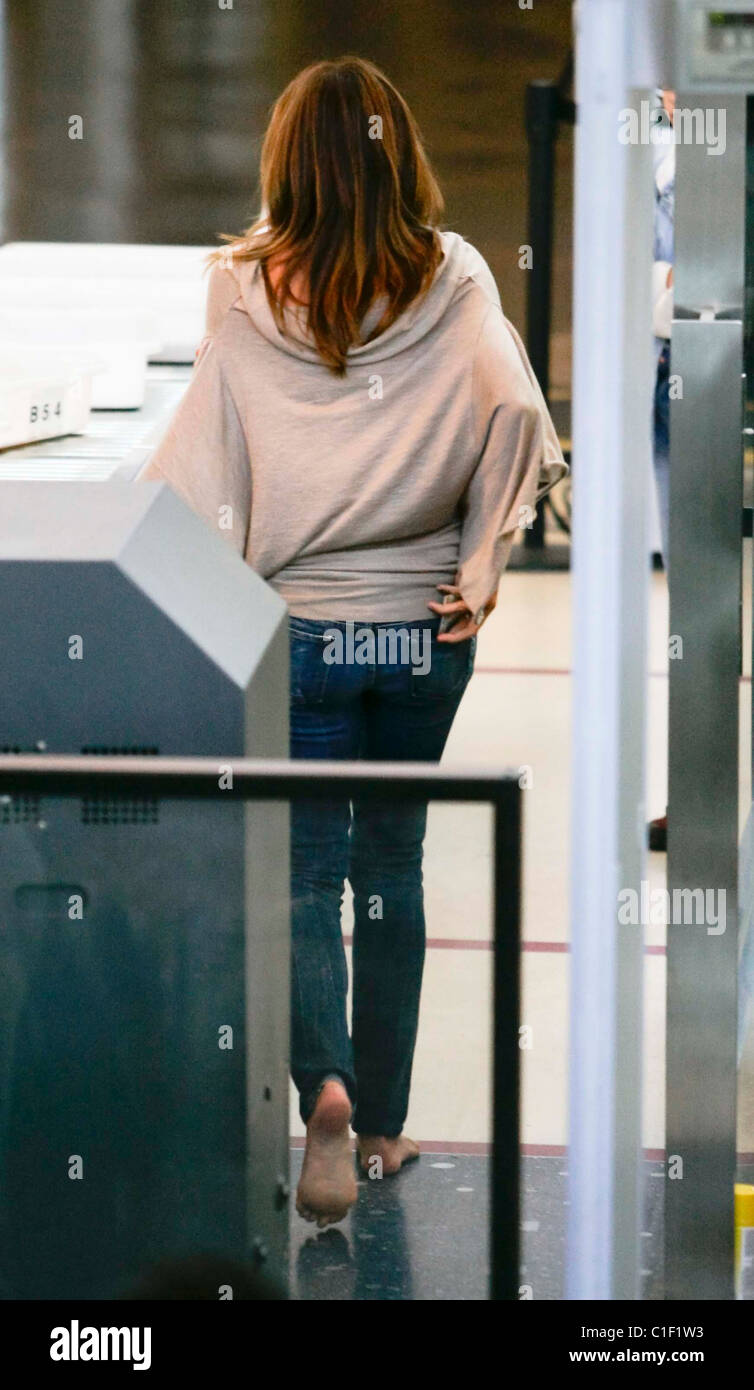 Top Model Cindy Crawford a à prendre ses chaussures alors qu'elle passe par  la sécurité à bord d'un vol de LAX à New York Los Photo Stock - Alamy