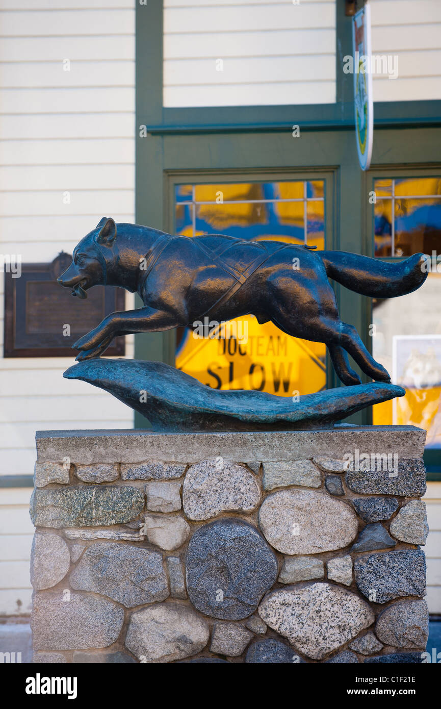 Une sculpture en bronze d'un chien de traîneau EST À LA LIGNE DE DÉPART DE LA CÉRÉMONIE DE DÉPART DE L'IDITAROD Banque D'Images