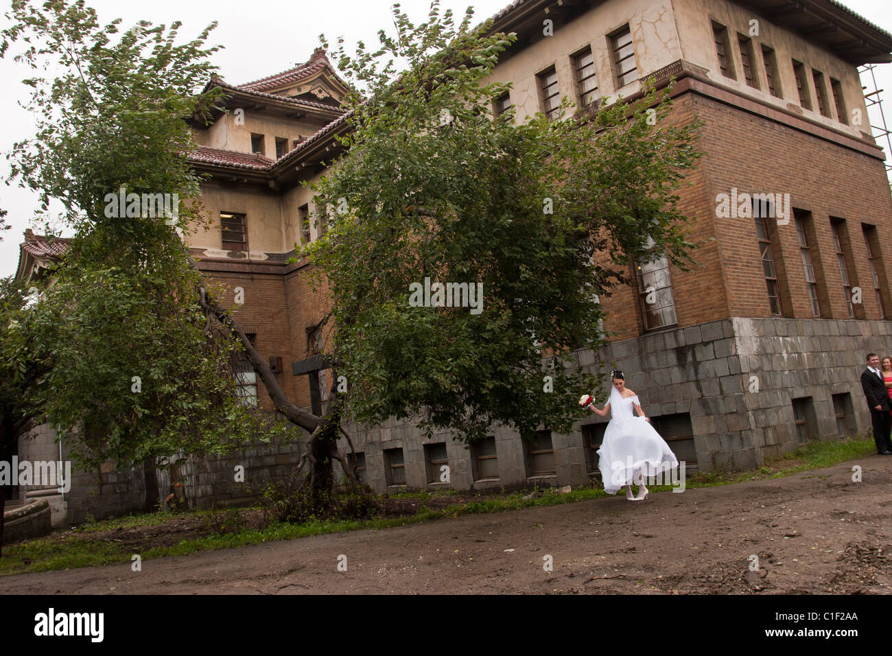 Une mariée à être a pose pour des photos à l'île de Sakhaline Musée Régional, septembre 2005, à Yuzhno-Sakhalinsk, Sakhaline, en Russie. Banque D'Images