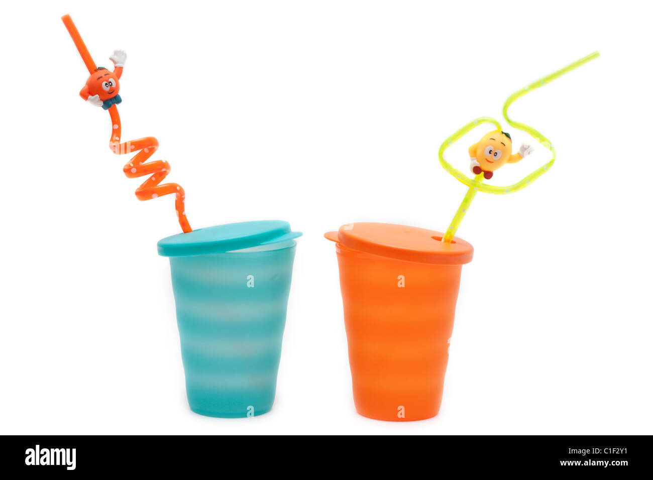 Verres en plastique orange et bleu tuyau pour cocktail sur fond blanc Banque D'Images