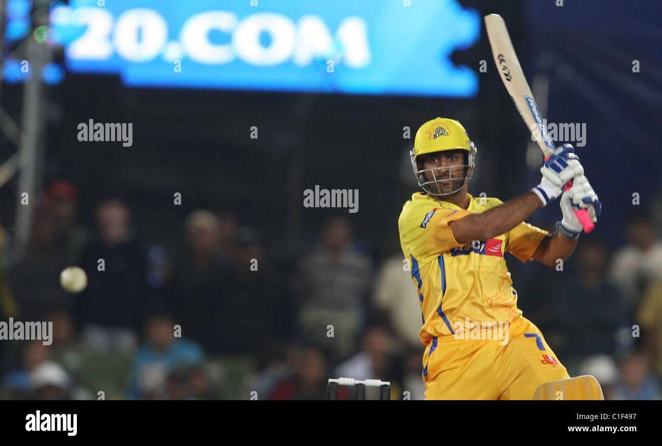 Chennai Super Kings MS Dhoni batting durant la DLF IPL Vingt20 football match entre le l'Chennai Super Kings v Banque D'Images