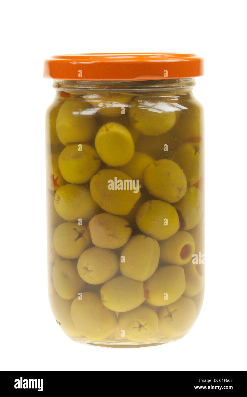 Un pot d'olives vertes farcies isolé sur fond blanc Banque D'Images