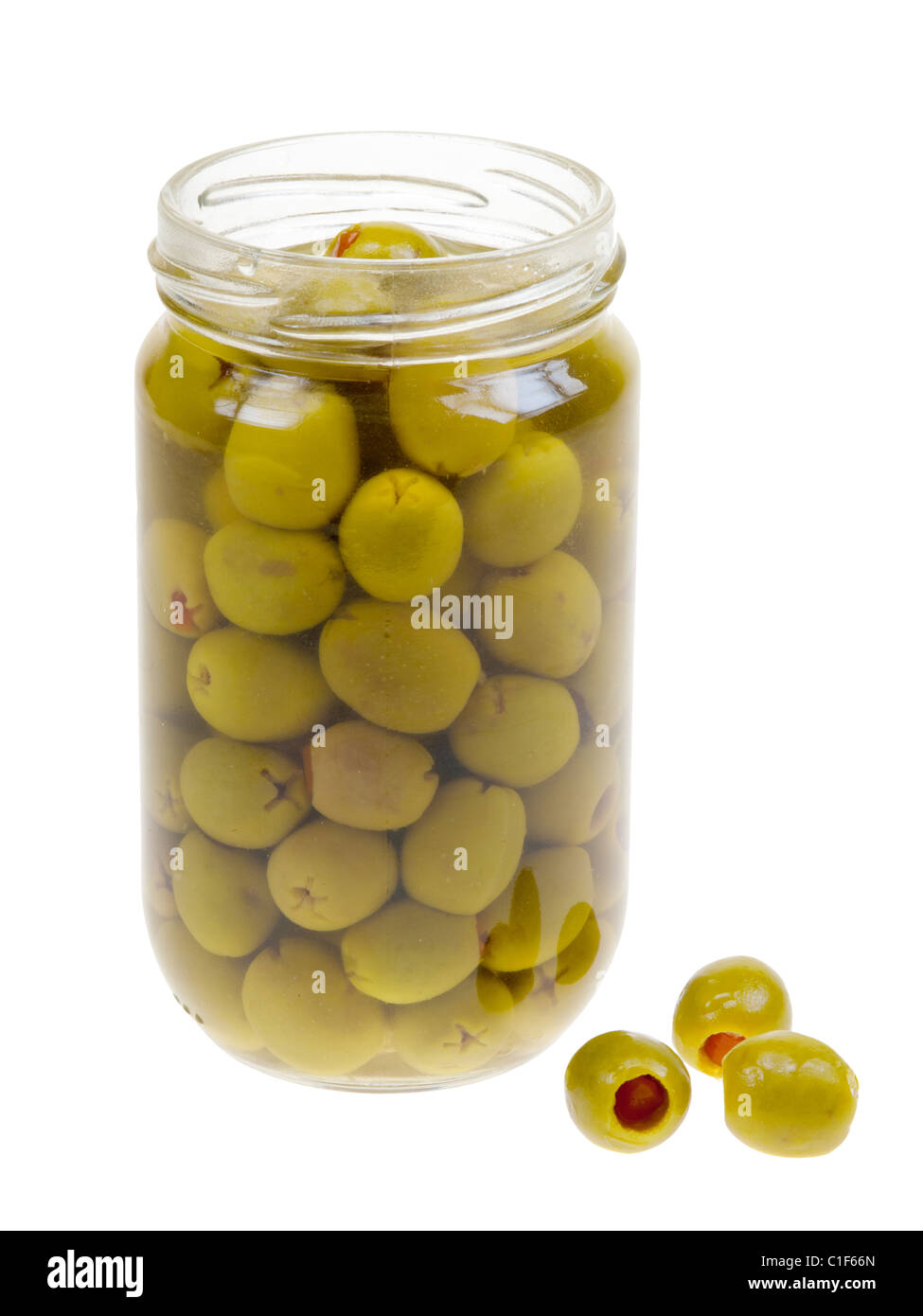 Un pot d'olives vertes farcies isolé sur fond blanc Banque D'Images