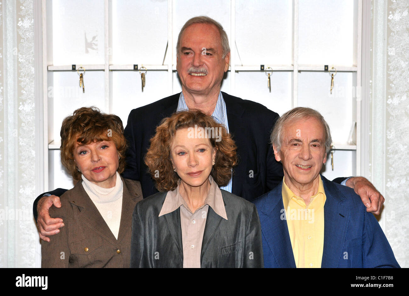 John Cleese, Prunella Scales, Connie Booth et Andrew Sachs Fawlty Towers : rouvert - lancement presse la tenue militaire et naval Banque D'Images