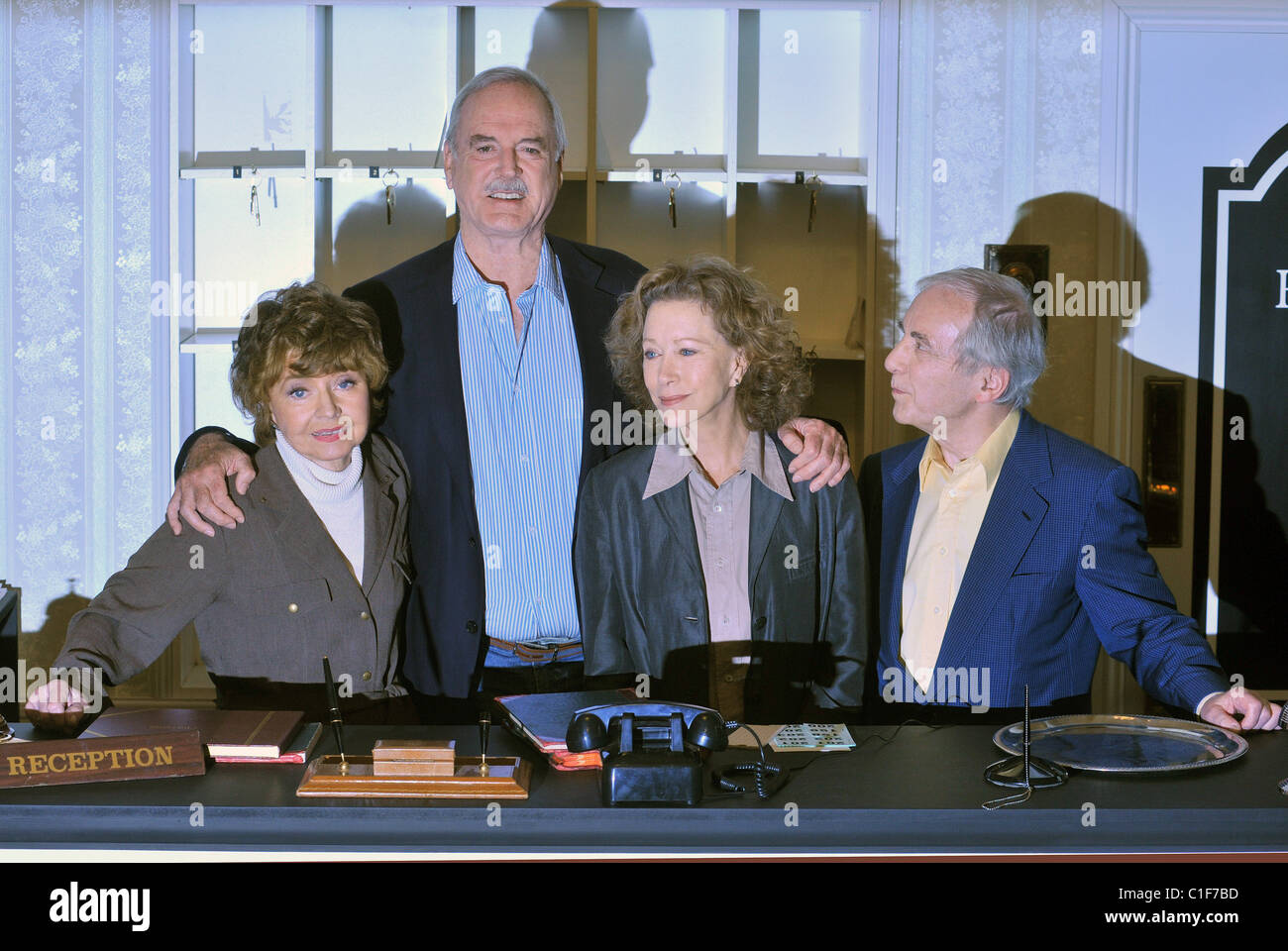 John Cleese, Prunella Scales, Connie Booth et Andrew Sachs Fawlty ...