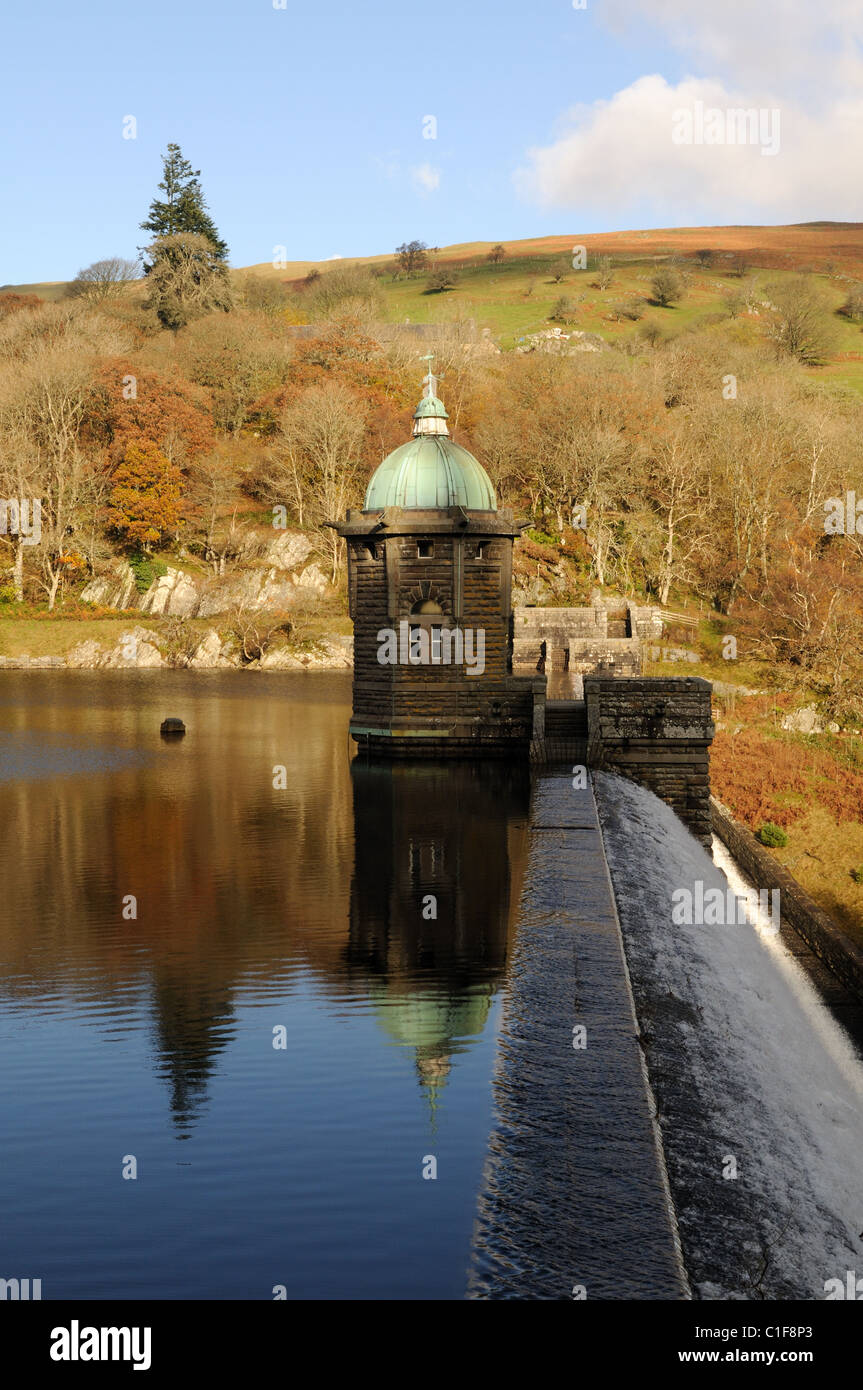 Pen y Garreg Elan Valley du réservoir à la fin de l'automne Rhayader Powys Pays de Galles Cymru UK GO Banque D'Images