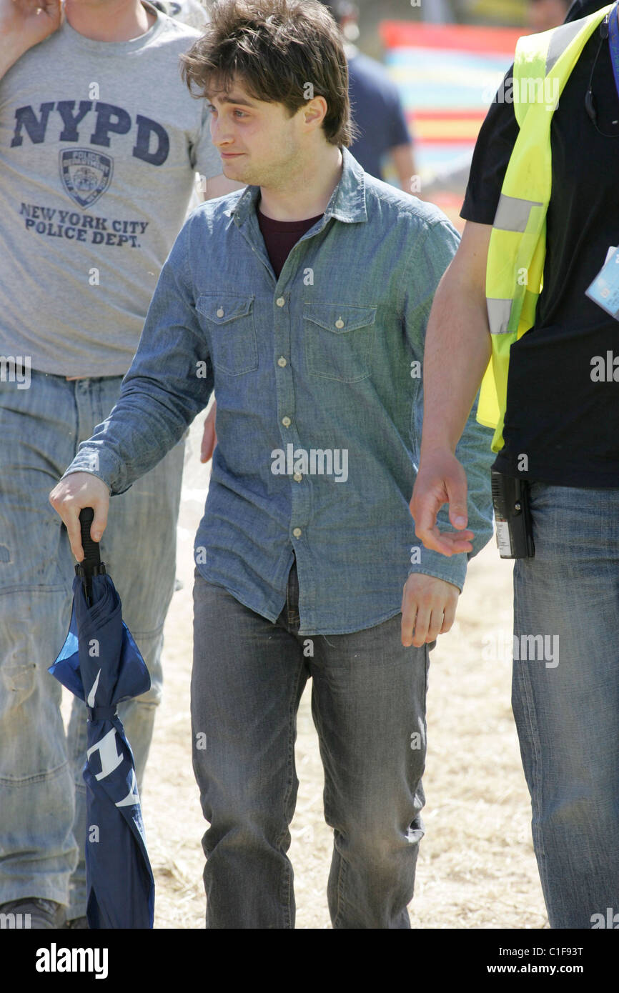 Qui Joue Dobby Dans Harry Potter Daniel Radcliffe qui joue Harry Potter sur le tournage de la scène de  l'enterrement de Dobby l'Elfe de maison sur la côte de Pembrokeshire Photo  Stock - Alamy