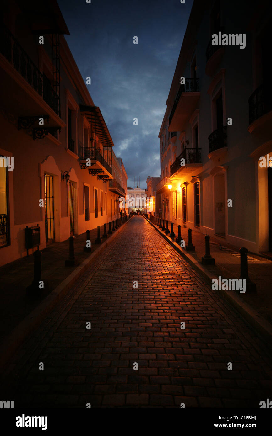 La rue vide la nuit dans la vieille ville, San Juan Banque D'Images