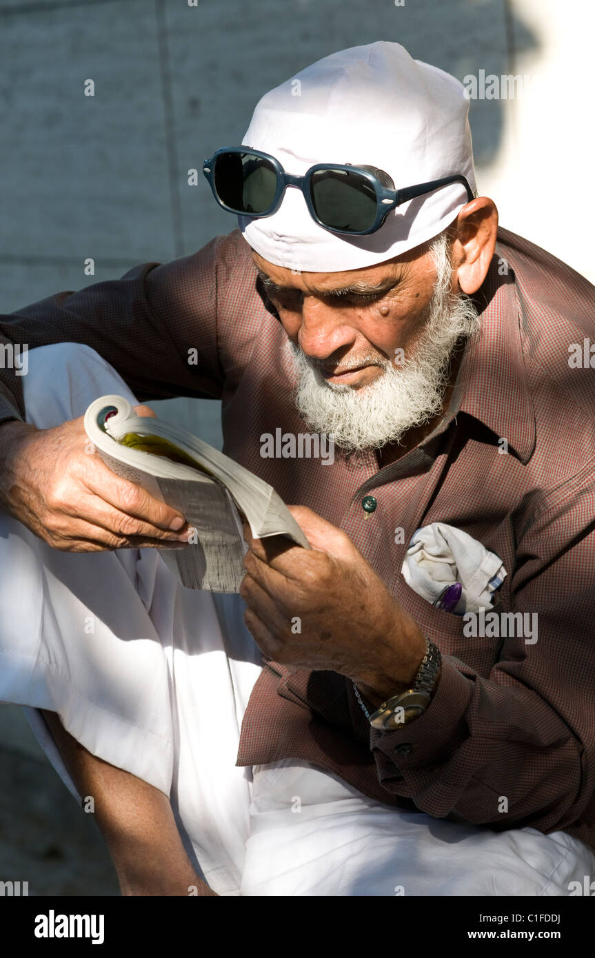 Un homme âgé, Fort, Mumbai, Inde Banque D'Images