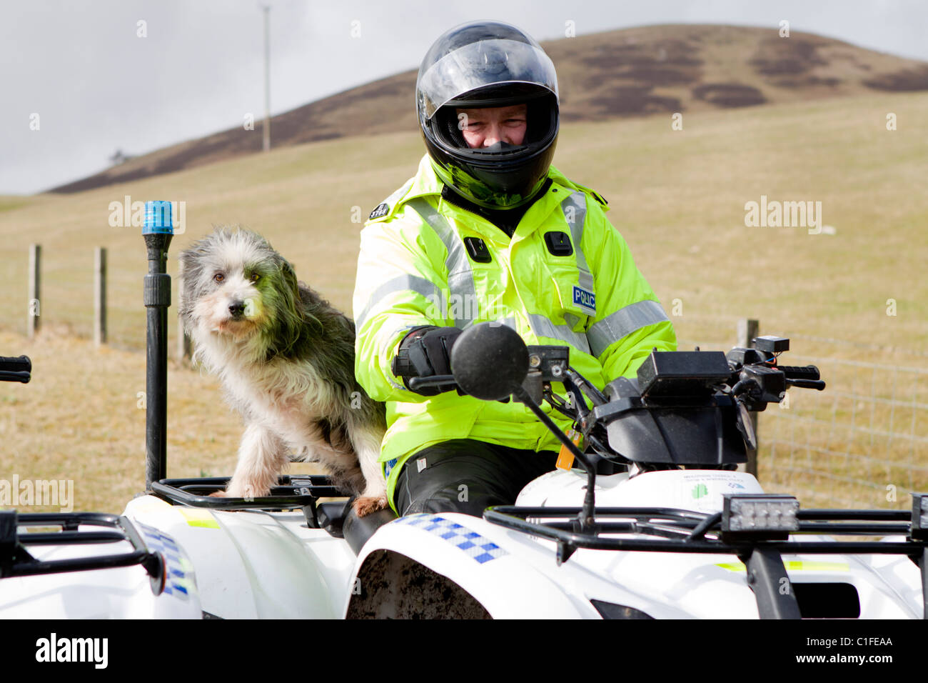 Un véhicule hors route de police patrouillant la campagne écossaise Banque D'Images