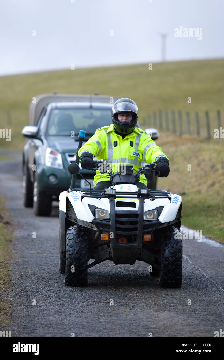 Un véhicule hors route de police patrouillant la campagne écossaise Banque D'Images