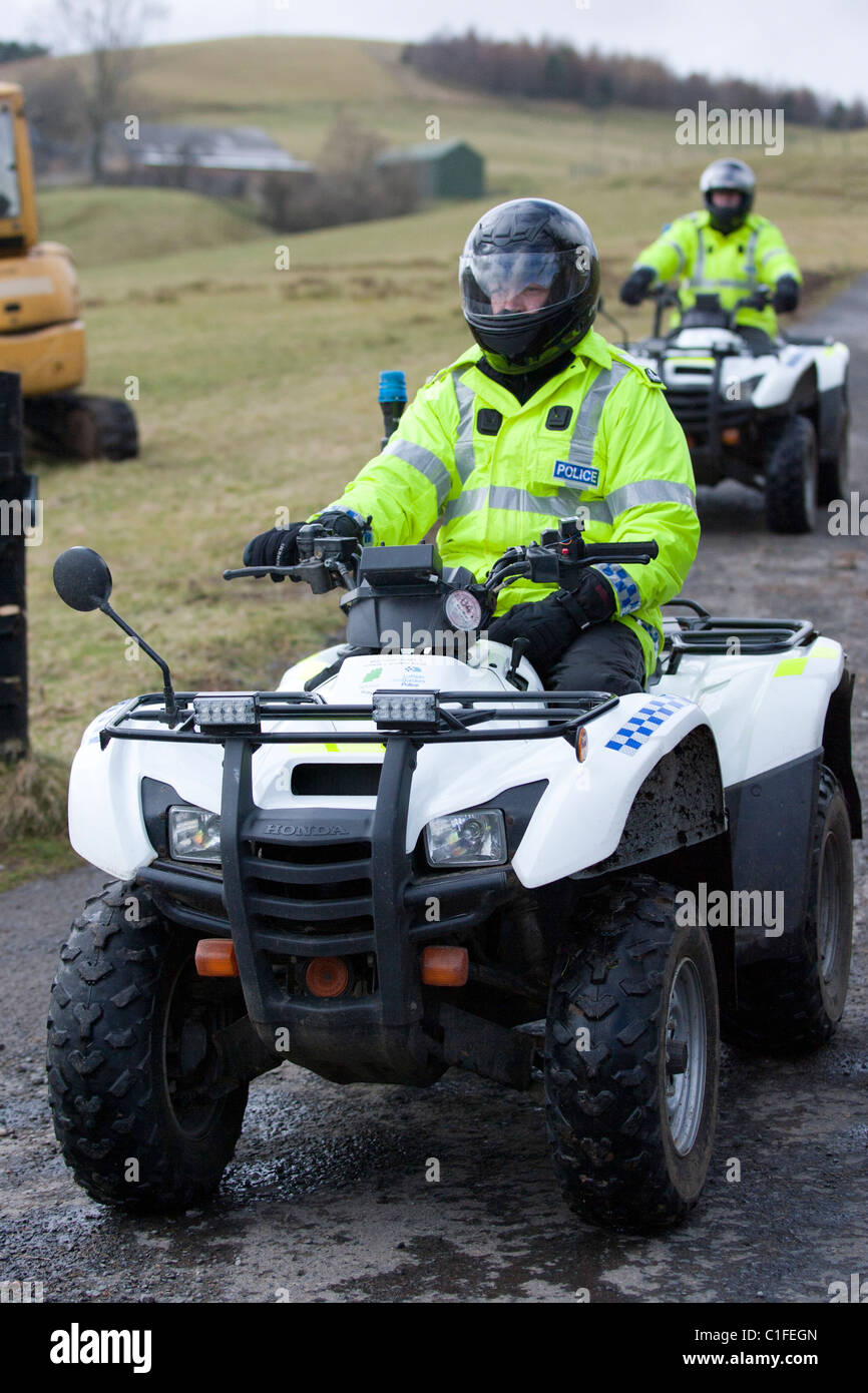 Les véhicules hors route de police patrouillent la campagne écossaise Banque D'Images
