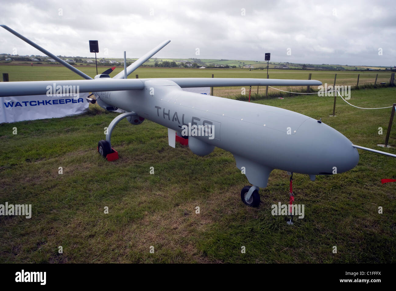Un drone (UAV, également connu comme un avion télécommandé) est un aéronef  qui vole sans équipage humain Photo Stock - Alamy