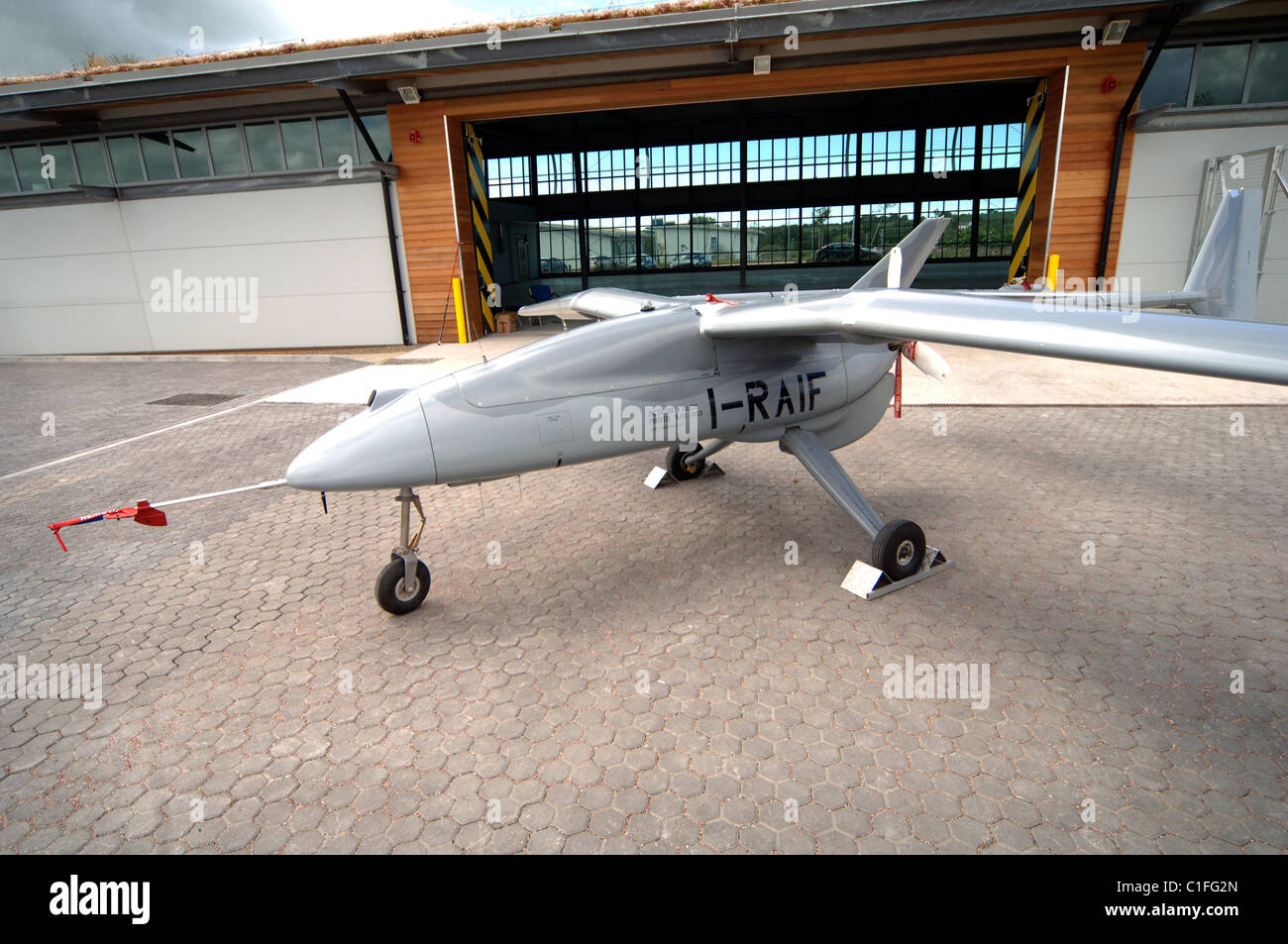 Un drone (UAV, également connu comme un avion télécommandé) est un aéronef  qui vole sans équipage humain Photo Stock - Alamy