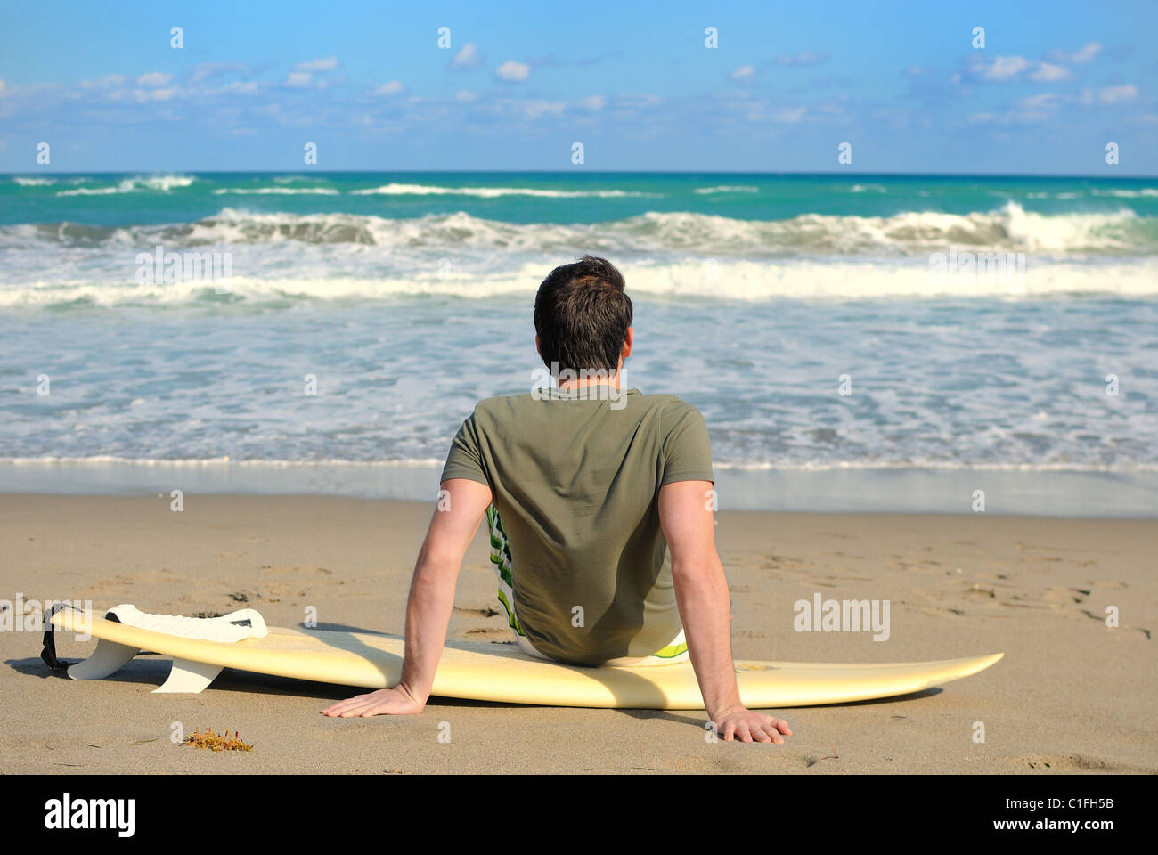 Surfeur sur la plage avec sa planche. Banque D'Images
