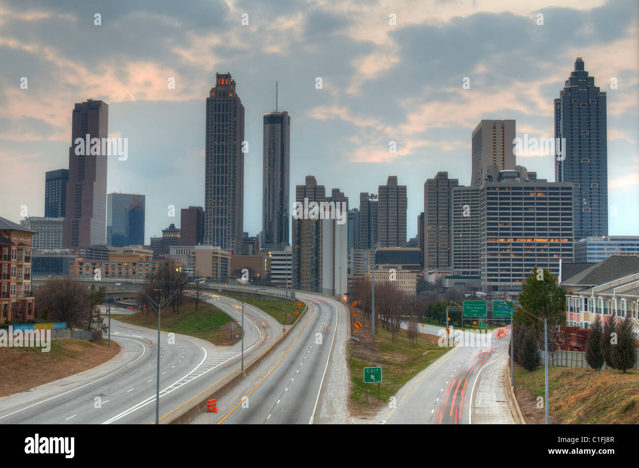 La Skyline d'Atlanta (Géorgie) d'en haut Freedom Parkway. Banque D'Images