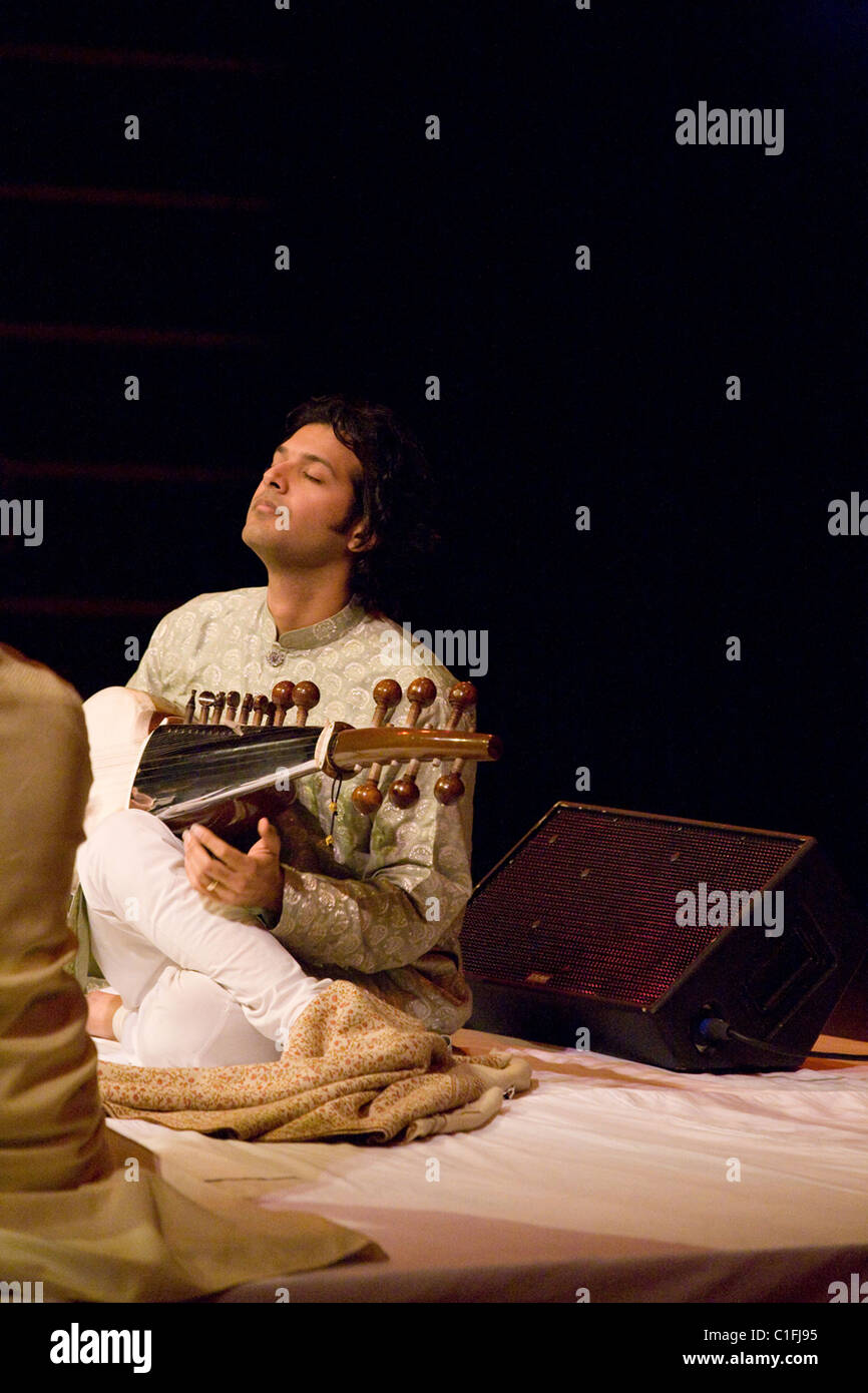 Sarod indien classique musicien, Ayaan Ali Khan effectue à Montréal, Canada en mars 2011. Banque D'Images