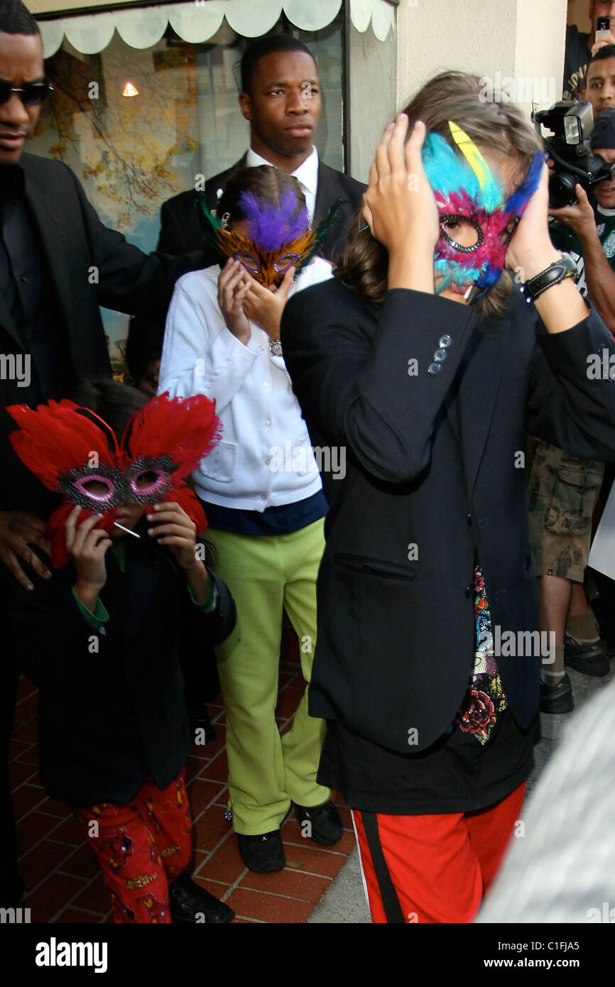 Les enfants de Michael Jackson, Prince Michael II et Paris Prince Michaell portant leur masque laissant Tom's Toys après être allé sur un Banque D'Images