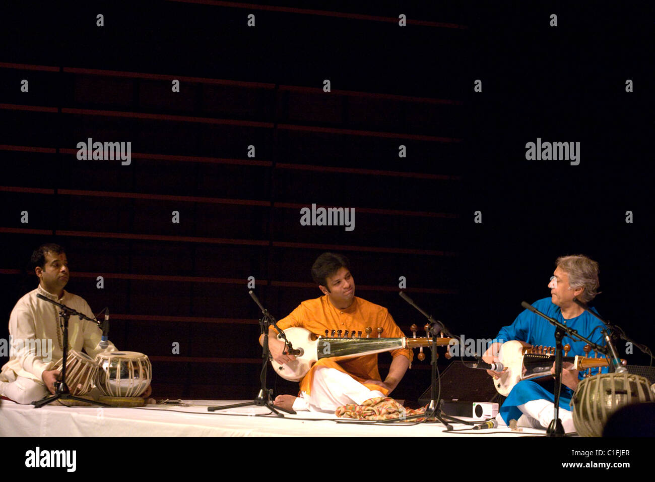 Sarod indien classique musicien, Amjad Ali Khan joue avec Amaan & Vineet Vyas (tabla) à Montréal (Québec) en mars 2011. Banque D'Images