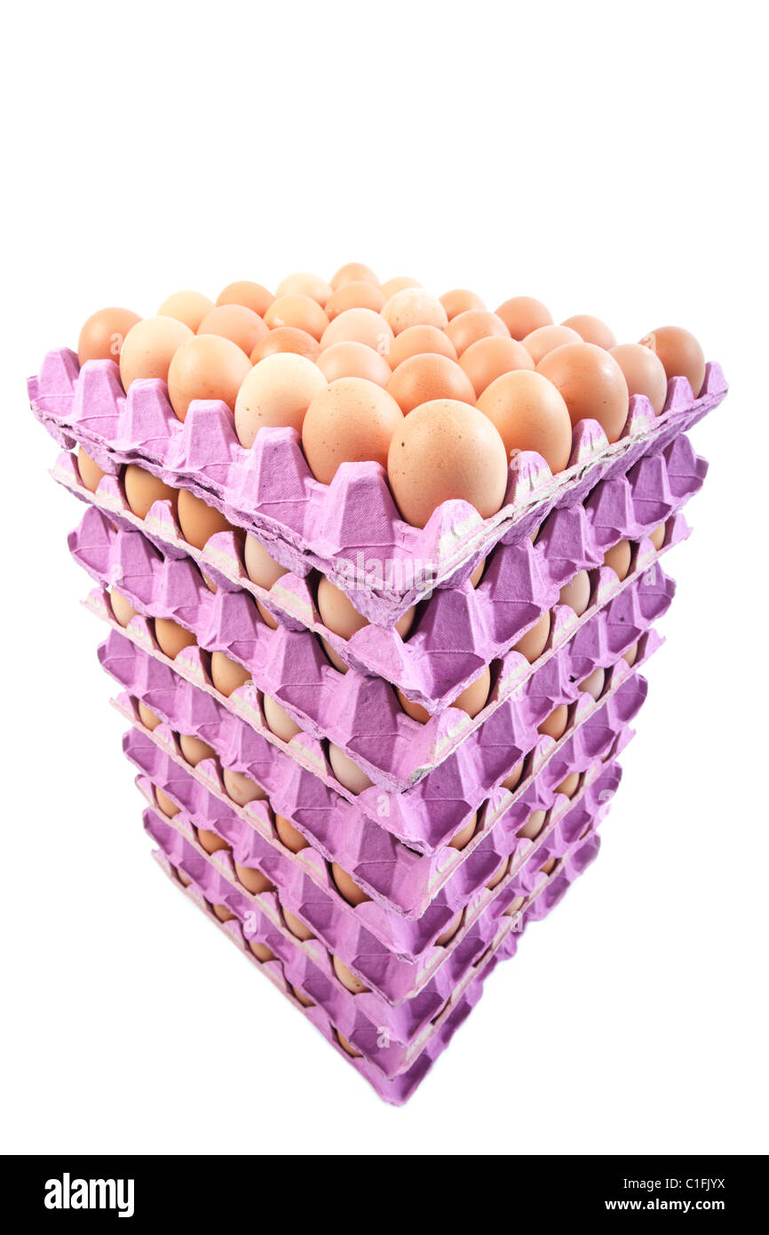 Les œufs dans des boîtes isolé sur fond blanc Banque D'Images