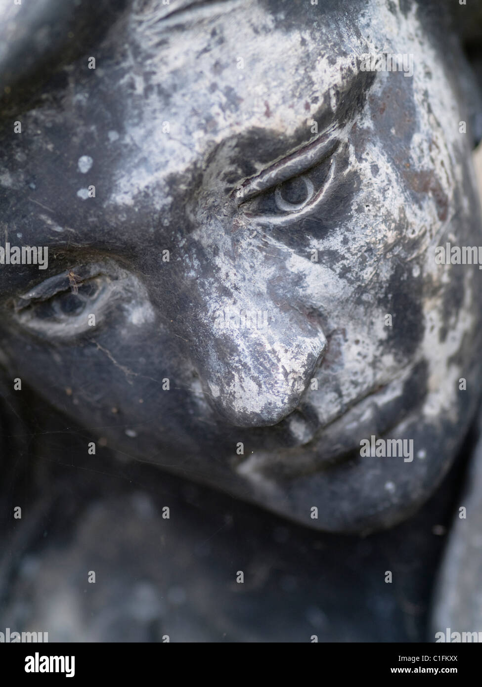 Le visage d'une statue de jardin dans un jardin anglais Banque D'Images