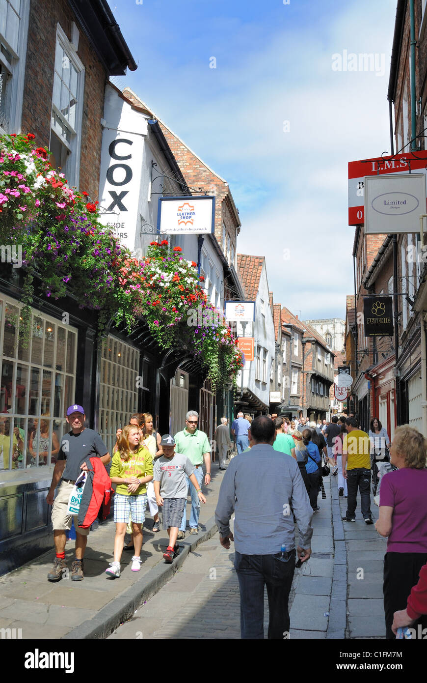 York, Angleterre - Août 8, 2010 : Les piétons se promener dans les rues étroites sous les maisons de style Tudor à York, en Angleterre. Banque D'Images