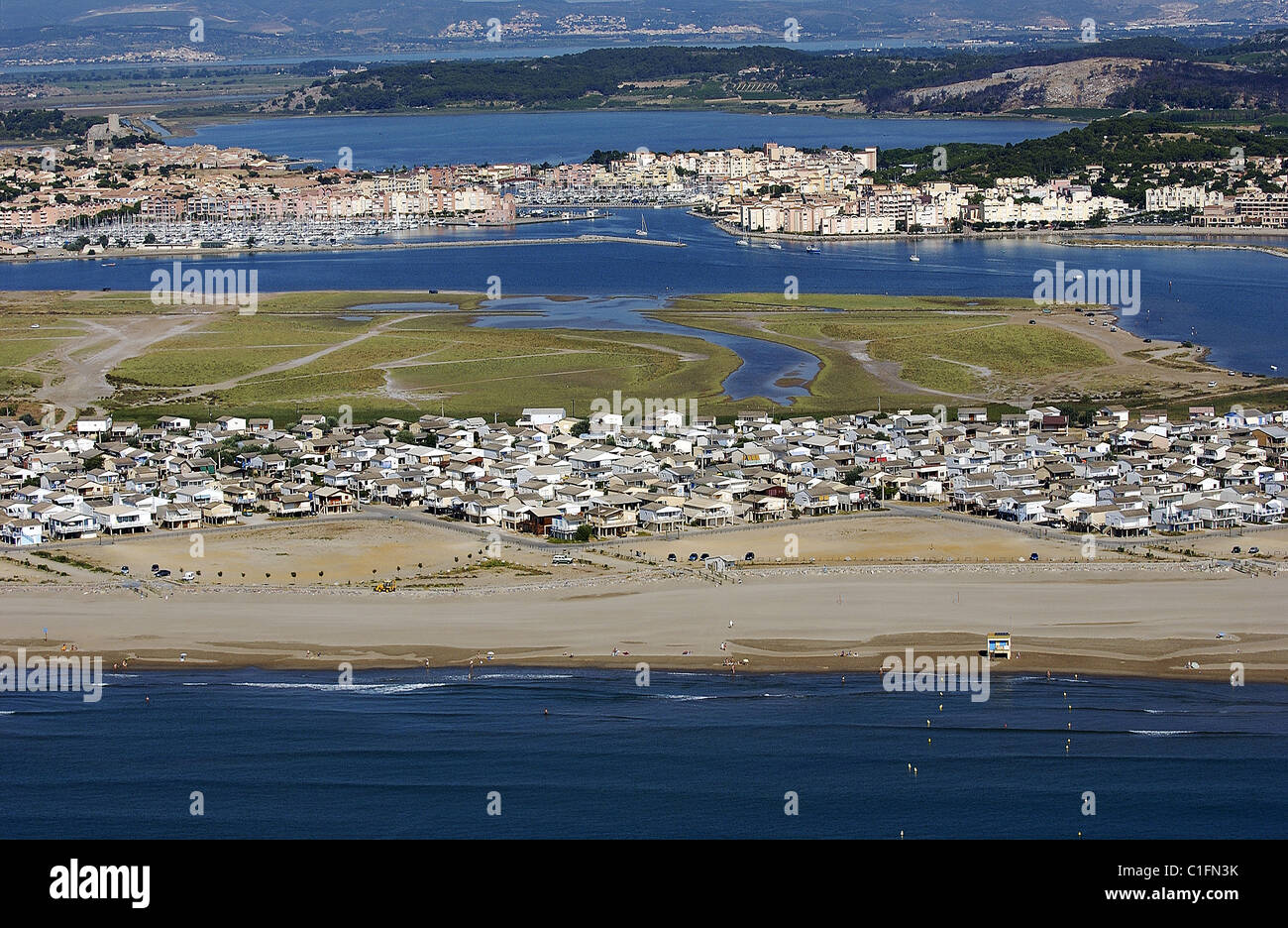 La France, l'Aude, village de Gruissan Plage est constitué de maisons construites sur pilotis (vue aérienne) Banque D'Images