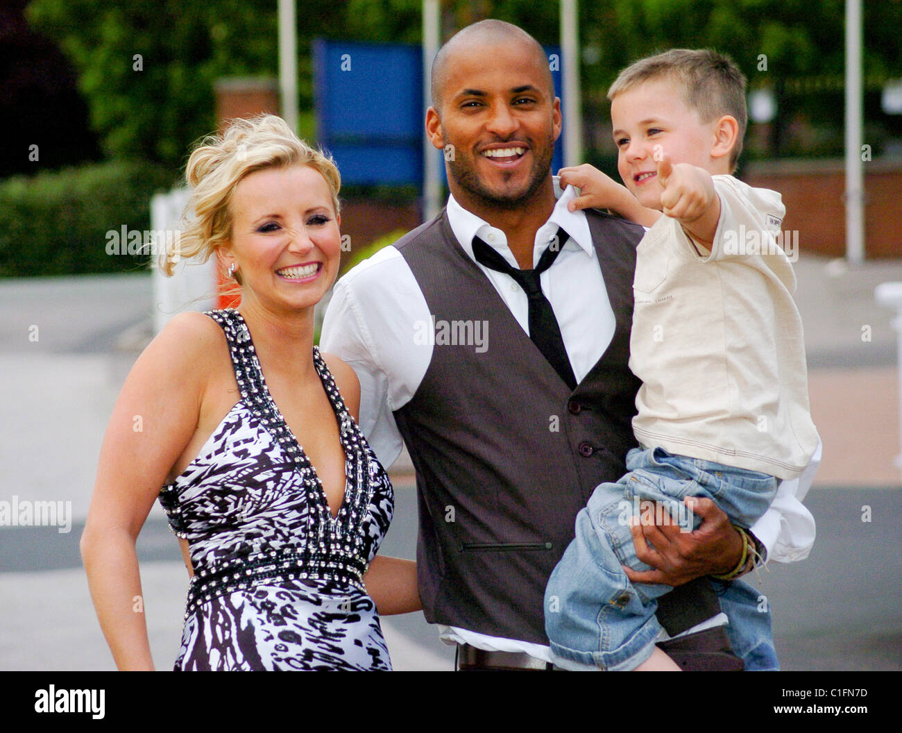 Carley Stenson et petit ami Ricky Whittle l'étoile d'Hollyoaks, Emmerdale, Coronation Street et la loi contre la concurrence Banque D'Images