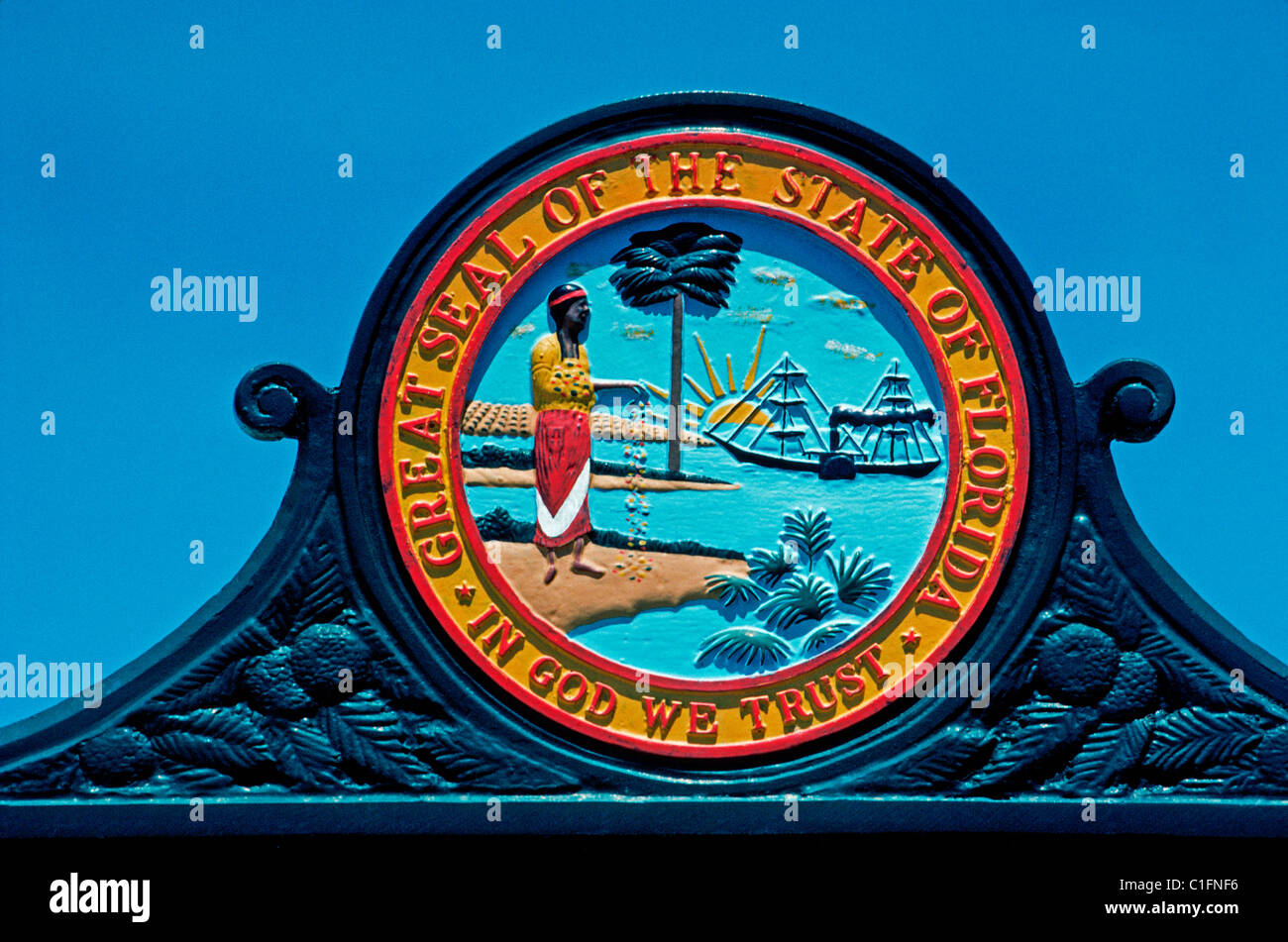 Un signe de la route illustré présente un bas-relief emblème qui est le grand sceau de l'État de Floride et dispose de l'état devise : "En Dieu nous avons confiance." Banque D'Images Un signe de la route illustré présente un bas-relief emblème qui est le grand sceau de l'État de Floride et dispose de l'état devise : "En Dieu nous avons confiance." Banque D'Images