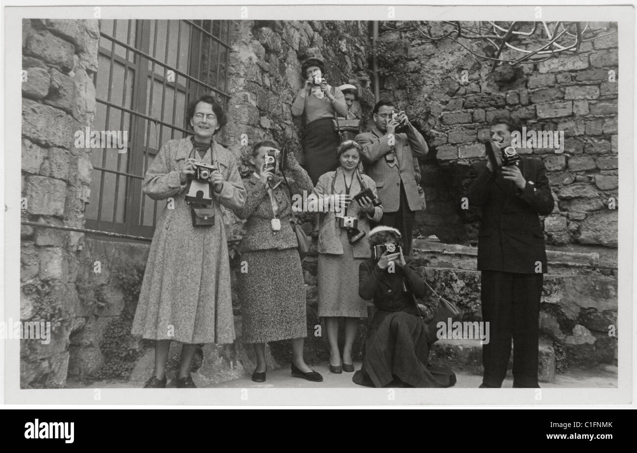 Carte postale de Camera Club membres prenant des photographies d'un site touristique en Sicile, Italie - circa 1940 années 1950, les loisirs Banque D'Images