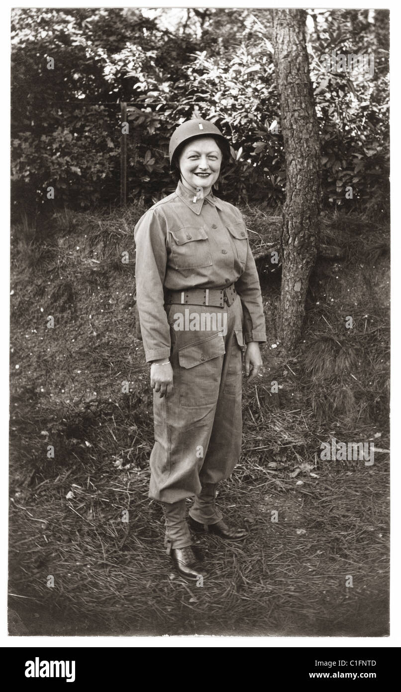 Jeune femme souriante portant l'uniforme militaire de son petit ami militaire américain, probablement pendant la seconde Guerre mondiale (WWII), romance en temps de guerre. Banque D'Images