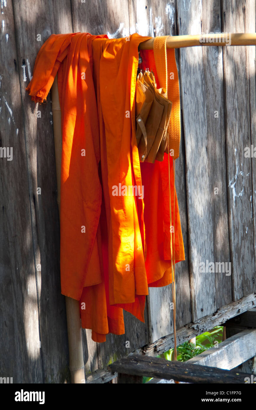 Tunique orange bouddhiste d'un moine Banque D'Images