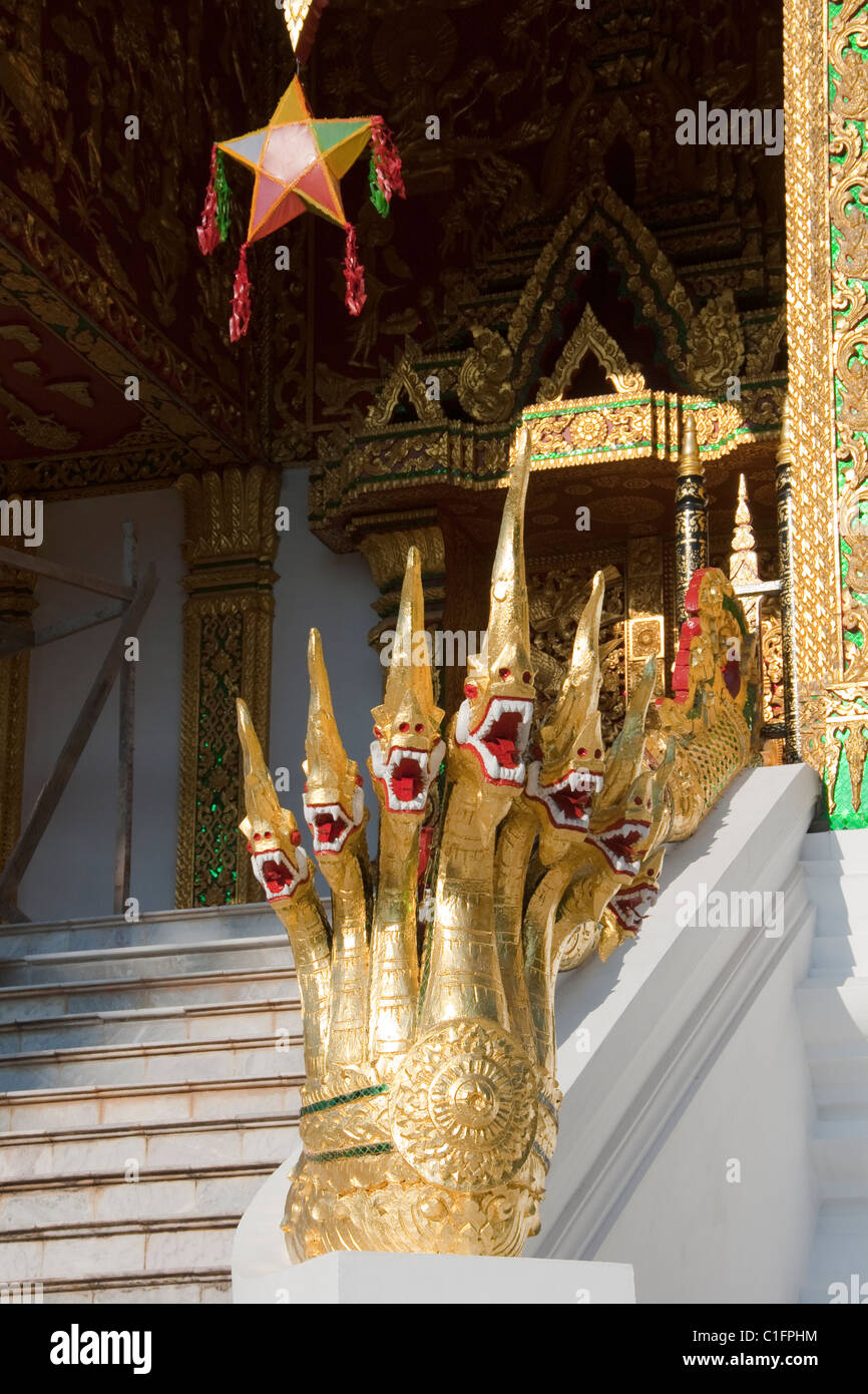 Les sept têtes du dragon en Wat Ho Pha Bang temple de Luang Prabang Banque D'Images