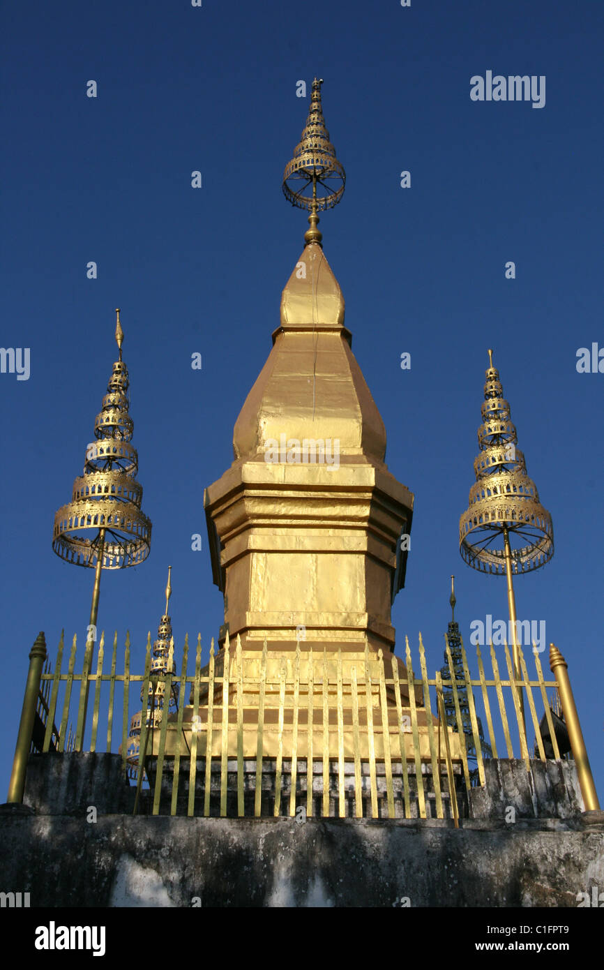 Le stupa doré au sommet de la colline de Phou Si Banque D'Images