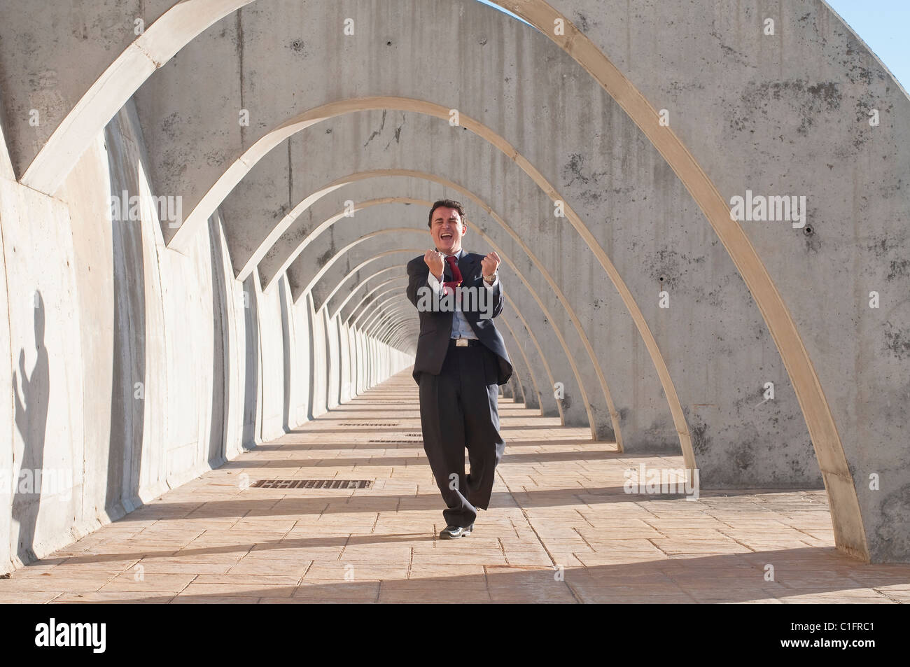 Hispanic businessman cheering at succès Banque D'Images