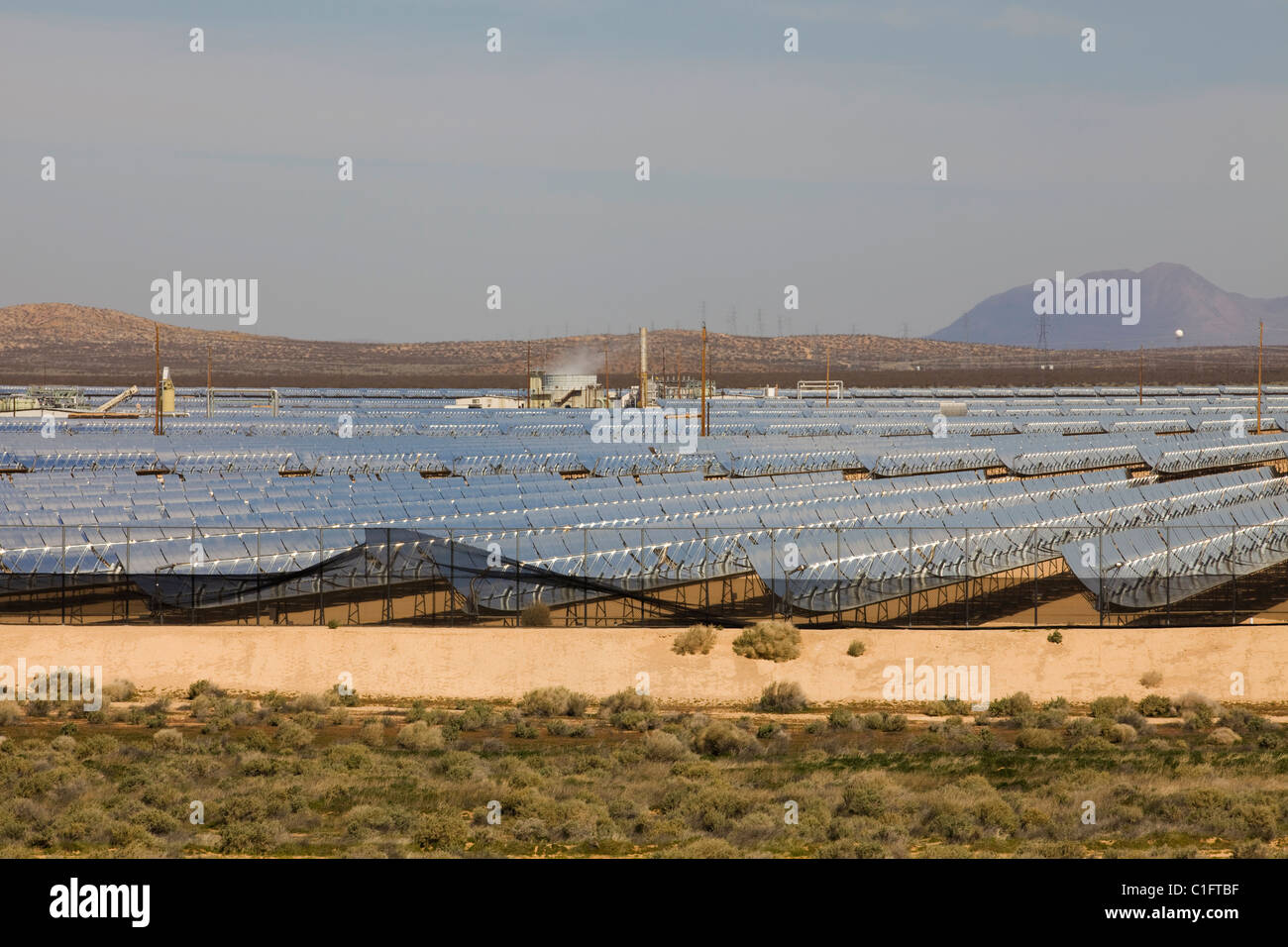 Un tableau d'auges solaire dans le désert du sud-ouest de l'Amérique du Nord - California USA Banque D'Images