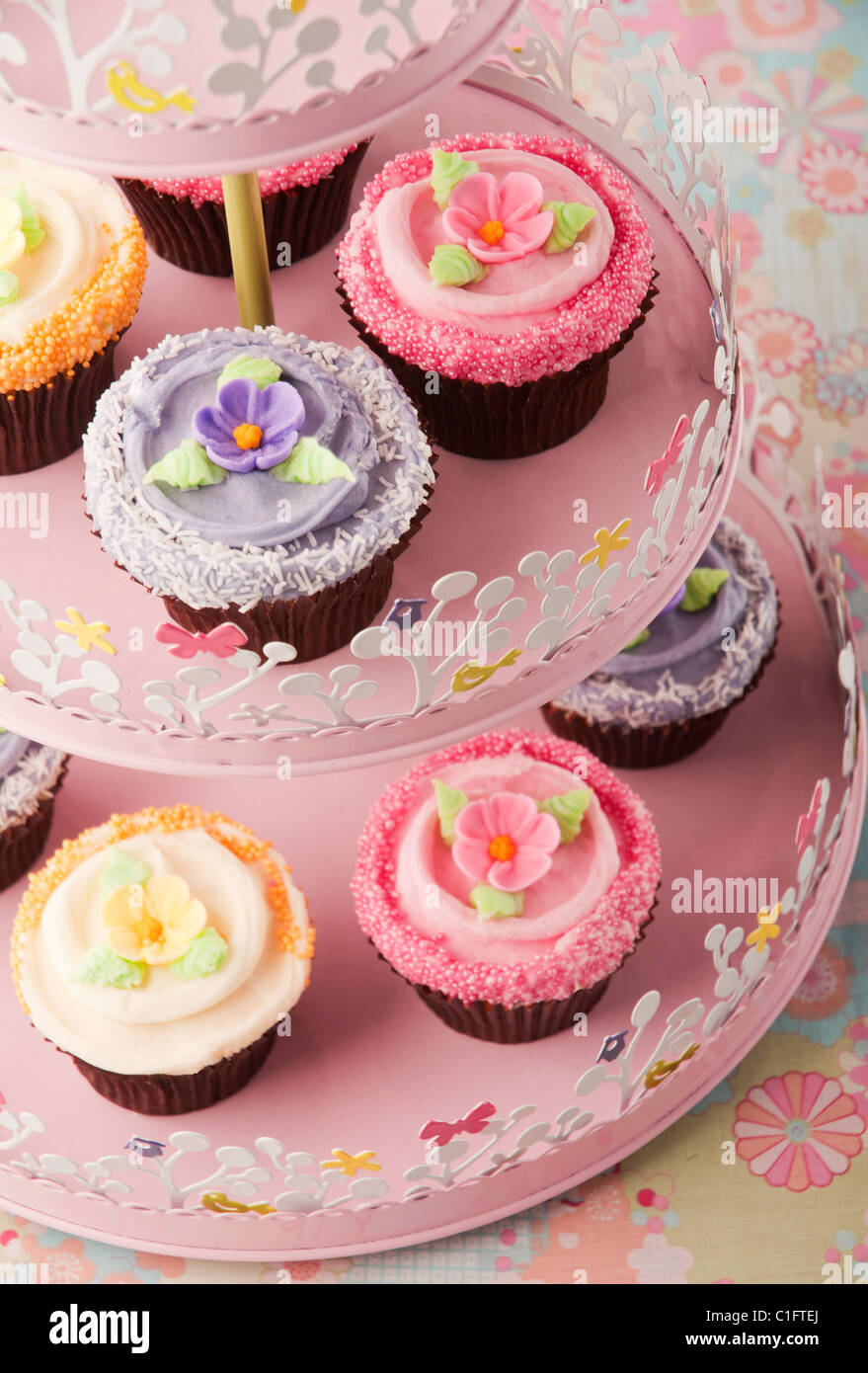Violet Rose Et Jaune Sur Un Stand Cupcakes Photo Stock Alamy