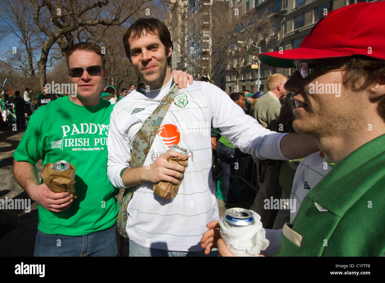 Les jeunes hommes célébrer la Saint-Patrick à New York avec de la bière dans des sacs marron Banque D'Images