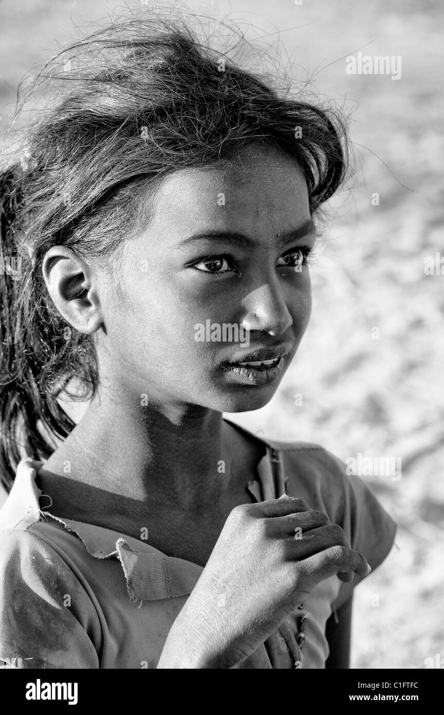 Heureux les pauvres Indiens de caste inférieure street girl. L'Andhra Pradesh, Inde. Le noir et blanc Banque D'Images