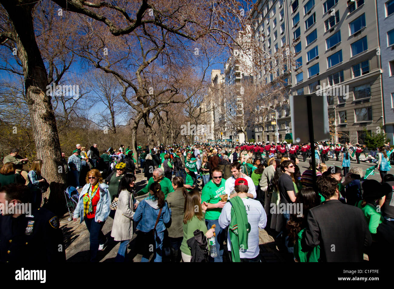 Des milliers de personnes se rassemblent sur la Cinquième Avenue à regarder la 250e de son défilé annuel de la St-Patrick à New York City Banque D'Images