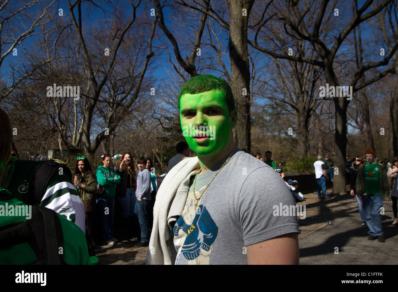 Un jeune homme célèbre le Jour de la Saint Patrick à New York City en peignant son visage green Banque D'Images