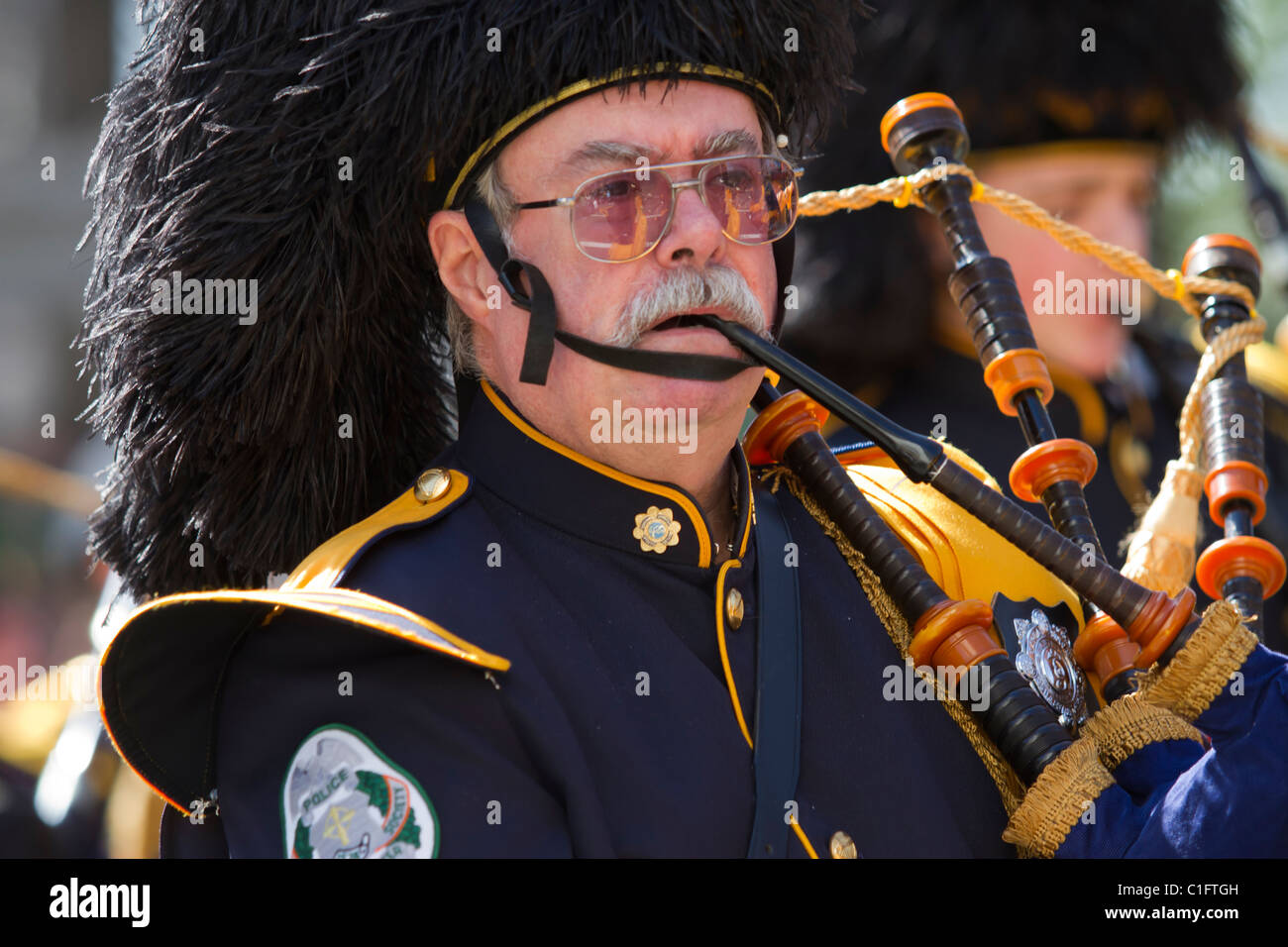 Piper avec le tuyau de la société Emerald Police Westchester groupe jouant dans le 2011 Défilé de la Saint-Patrick à New York City Banque D'Images
