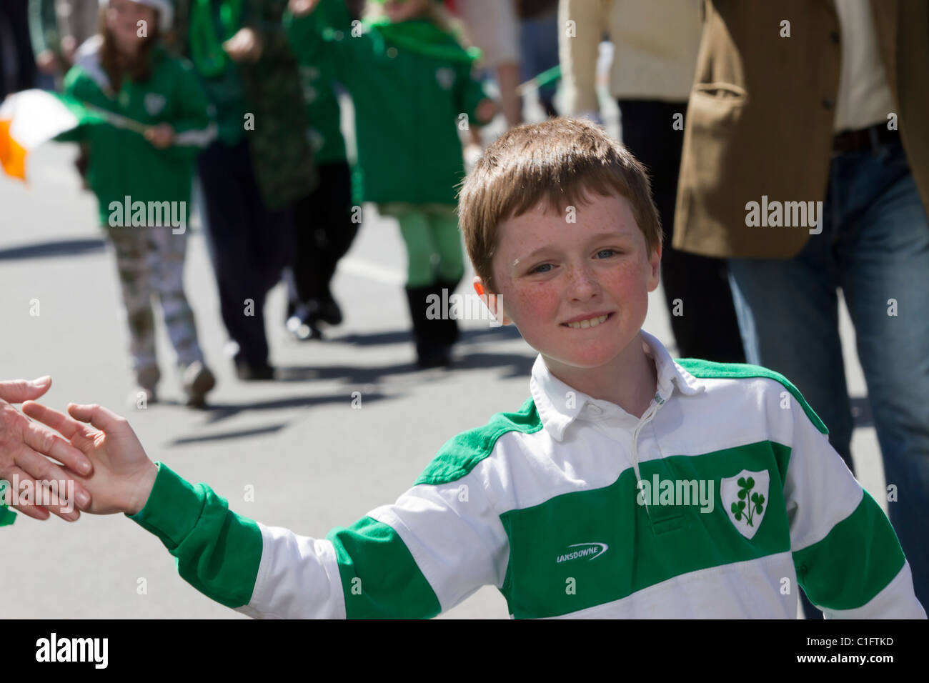 Jeune garçon high fives la foule en marchant dans le 2011 Défilé de la Saint-Patrick à New York City Banque D'Images