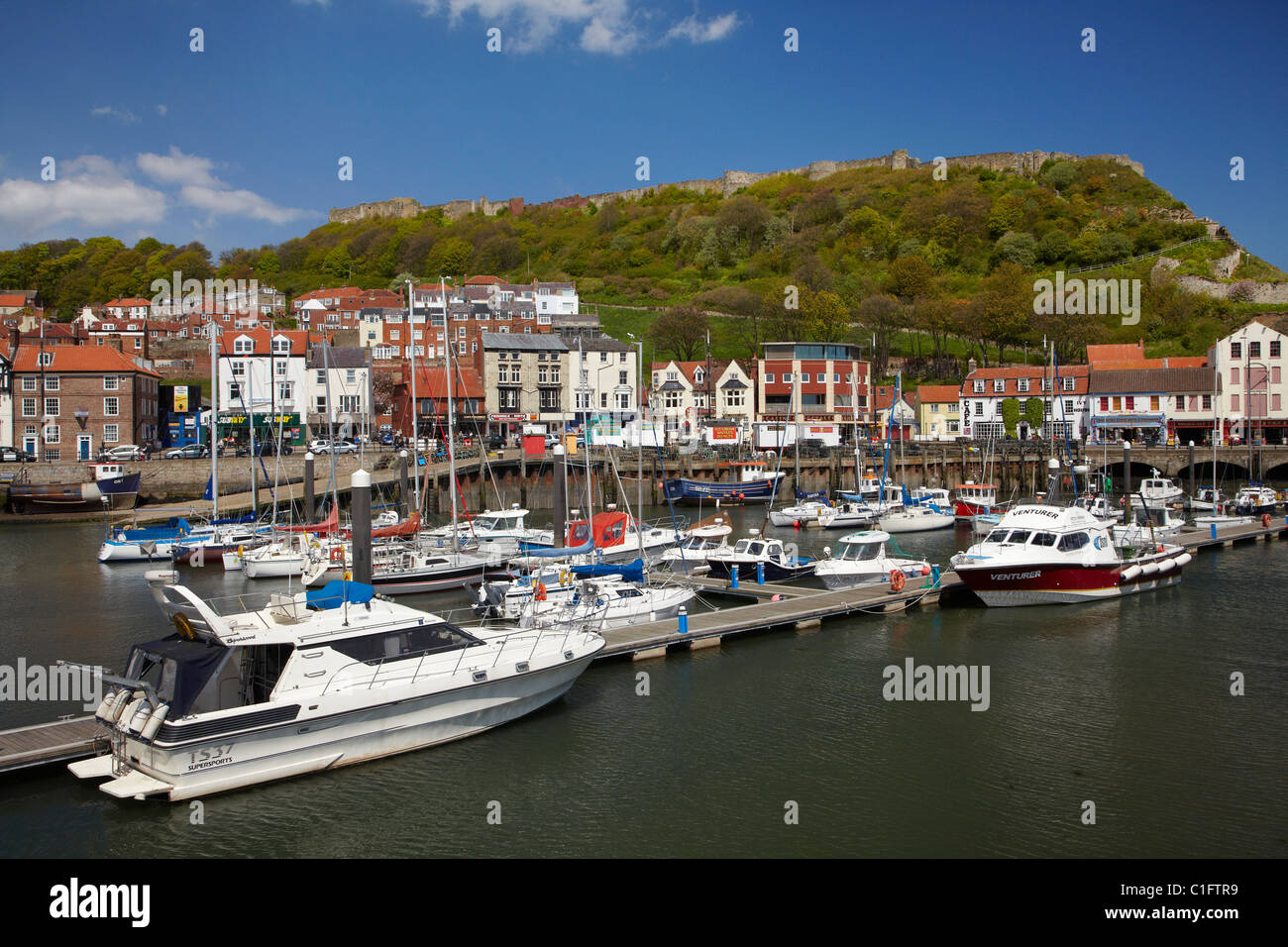 Marina, front de mer, et de murs du château, Scarborough, North Yorkshire, England, United Kingdom Banque D'Images