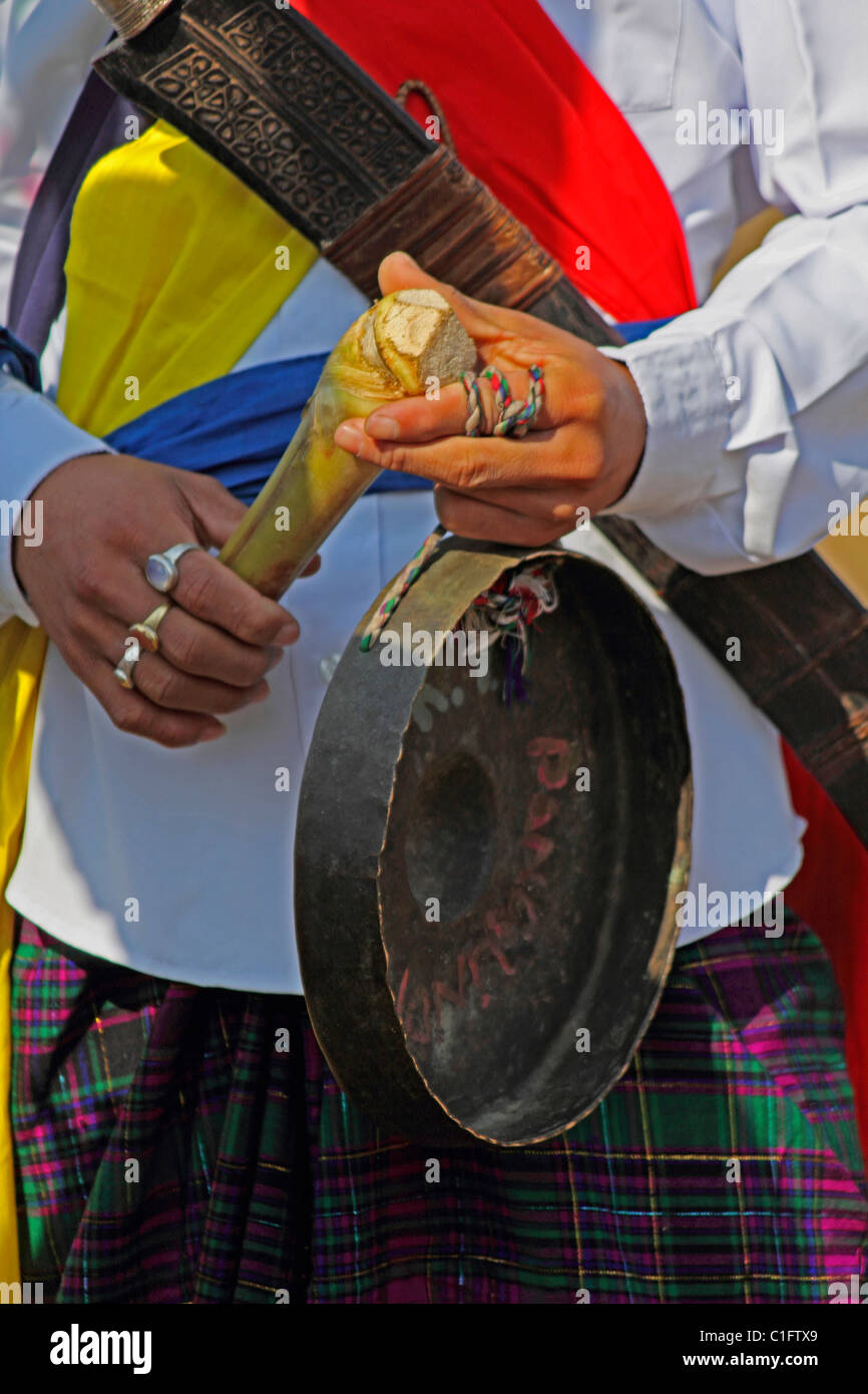 Tribu avec Gong un instrument de musique traditionnel à Namdapha Festival Culturel Eco, Miao, de l'Arunachal Pradesh, Inde Banque D'Images