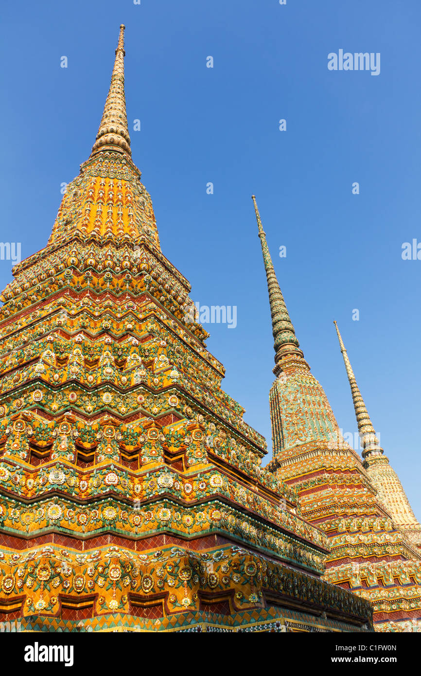 Trois Stupas colorés au Wat Pho à Bangkok, Thaïlande Banque D'Images