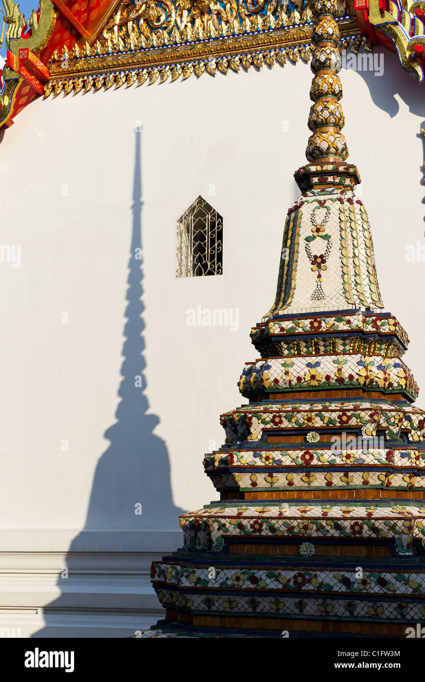 Ombre de Stupa sur White Coordination Hall à Temple bouddhiste de Wat Pho à Bangkok, Thaïlande Banque D'Images